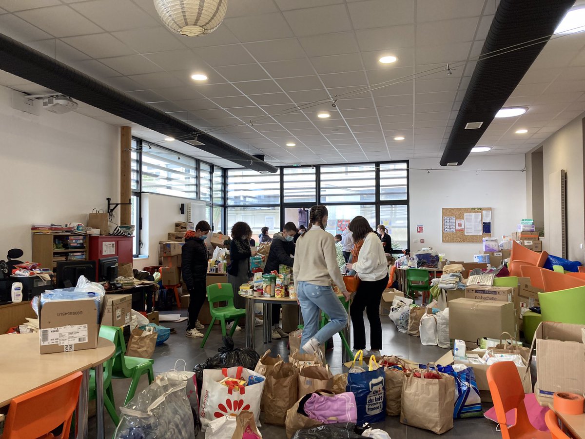 SFND_Lesneven's tweet photo. Opération d’entraide pour l’Ukraine en cours, chargement du camion. Un bel engagement de l’ensemble de l’équipe éducative, des familles et des élèves, Quelle solidarité ! Bravo ! #SFND #Lesneven #Ukraine 🇺🇦 https://t.co/hI5P2l4Mep