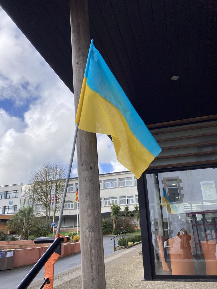 SFND_Lesneven's tweet photo. Opération d’entraide pour l’Ukraine en cours, chargement du camion. Un bel engagement de l’ensemble de l’équipe éducative, des familles et des élèves, Quelle solidarité ! Bravo ! #SFND #Lesneven #Ukraine 🇺🇦 https://t.co/hI5P2l4Mep
