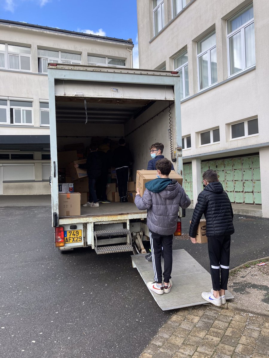 SFND_Lesneven's tweet photo. Opération d’entraide pour l’Ukraine en cours, chargement du camion. Un bel engagement de l’ensemble de l’équipe éducative, des familles et des élèves, Quelle solidarité ! Bravo ! #SFND #Lesneven #Ukraine 🇺🇦 https://t.co/hI5P2l4Mep