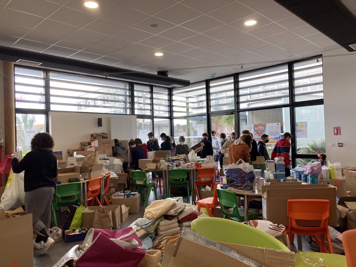 Opération d’entraide pour l’Ukraine en cours, chargement du camion. Un bel engagement de l’ensemble de l’équipe éducative, des familles et des élèves, Quelle solidarité ! Bravo ! #SFND #Lesneven #Ukraine 🇺🇦