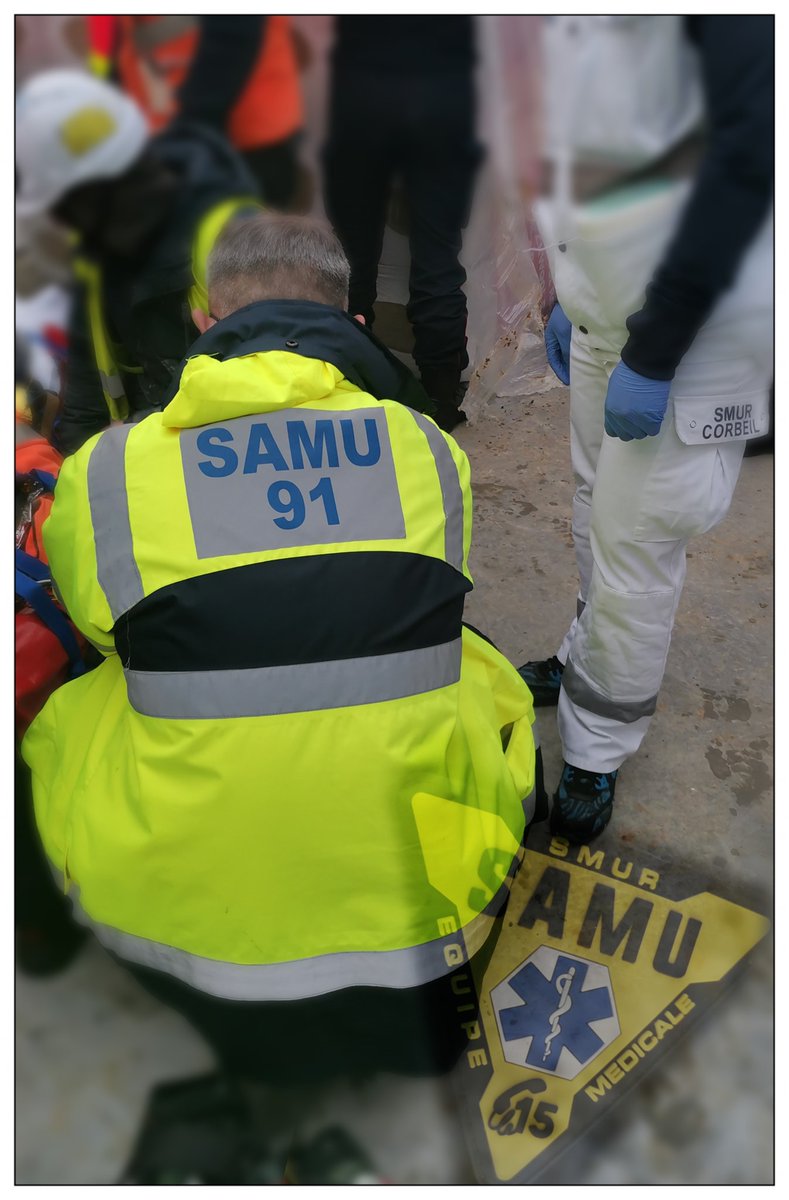 CentreChsf's tweet photo. @CHSF91 
Le #SAMU-SMUR 91 pleinement investi dans l’opération de fret médical d’urgence pour l'#Ukraine pilotée par le Quai d’Orsay avec la fourniture de 8 palettes de matériel médical, de quoi soigner 250 blessés.
Les professionnels de santé du CHSF Evyr-Corbeil solidaires ! https://t.co/cuWp7hk9rM