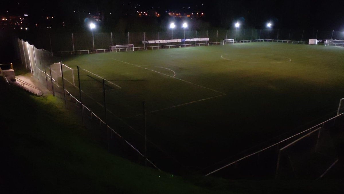 FutbolLfm's tweet image. Queremos pedir un favor, y es que hagáis RT a este comunicado de @RafitaAfonso, jugador del @ccrdperlio sobre las malas condiciones del alumbrado de Os Pinares. 

Es algo muy importante y que nuestros amigos del Perlio no se merecen.