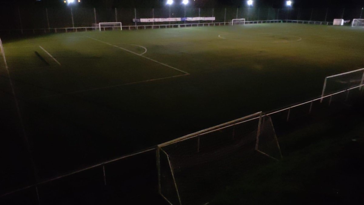 FutbolLfm's tweet image. Queremos pedir un favor, y es que hagáis RT a este comunicado de @RafitaAfonso, jugador del @ccrdperlio sobre las malas condiciones del alumbrado de Os Pinares. 

Es algo muy importante y que nuestros amigos del Perlio no se merecen.