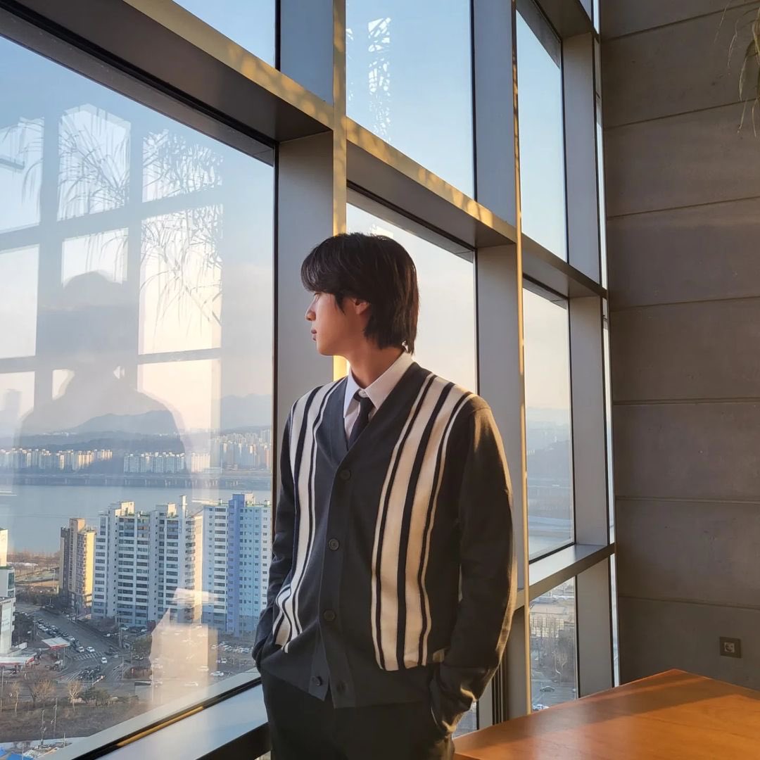 vminiecats's tweet photo. •📷| #JIN publicación en Instagram + comentario de #jhope — @BTS_twt 

🐹 : Traté de tomar la foto como si fuera una persona exitosa. (+) https://t.co/9XsEKuOVFR