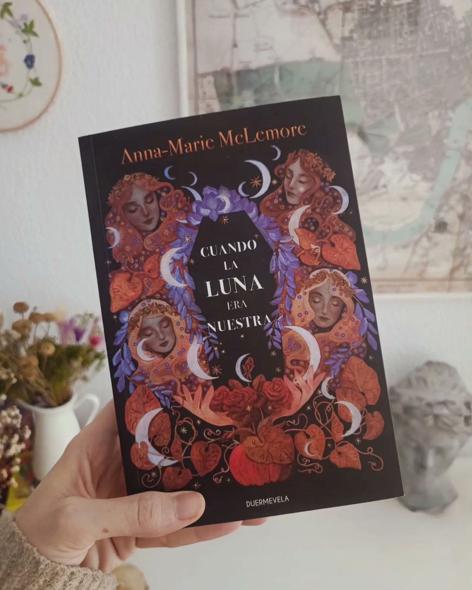 DuermevelaEd's tweet image. ✨Ya está disponible la PREVENTA de «Cuando la luna era nuestra» de Anna-Marie McLemore✨ @LaAnnaMarie

👉duermevelaediciones.es/product/cuando…

💜Con la Preventa:

✨ 5% de descuento
✨Envío gratuito a península 
✨Regalo de marcapáginas y postal
✨Detalle especial para los primeros envíos
