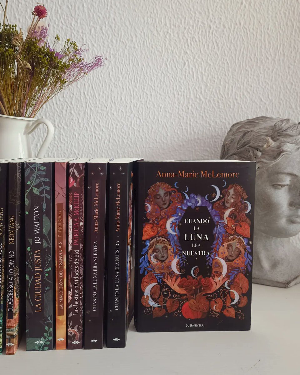 DuermevelaEd's tweet image. ✨Ya está disponible la PREVENTA de «Cuando la luna era nuestra» de Anna-Marie McLemore✨ @LaAnnaMarie

👉duermevelaediciones.es/product/cuando…

💜Con la Preventa:

✨ 5% de descuento
✨Envío gratuito a península 
✨Regalo de marcapáginas y postal
✨Detalle especial para los primeros envíos