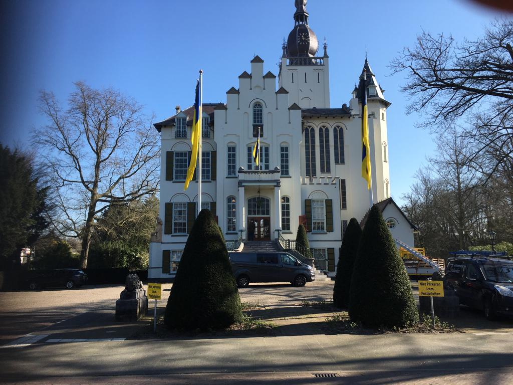 Ook het gemeentebestuur van Vught is solidair met Oekraïne en het Oekraïense volk. Daarom hangt bij alle gemeentelijke gebouwen de Oekraïense vlag uit. De zwarte wimpel onderstreept het verdriet en de afschuw die gevoeld en geuit worden voor de slachtoffers van deze oorlog.
