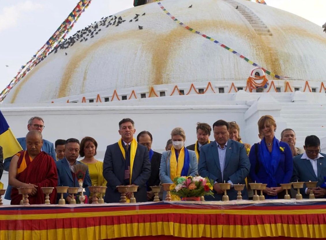 AusAmbNP's tweet image. Standing in solidarity with 🇺🇦 at Boudhanath yesterday, with representatives of 🇺🇸 🇬🇧 🇯🇵 🇰🇷 🇨🇭 🇪🇺 🇩🇪 🇳🇴 🇳🇿 
🇱🇻 🇺🇳. Prayers for peace. 🇦🇺 condemns Russia’s unprovoked attack on 🇺🇦 and its people. #UnitedWithUkraine