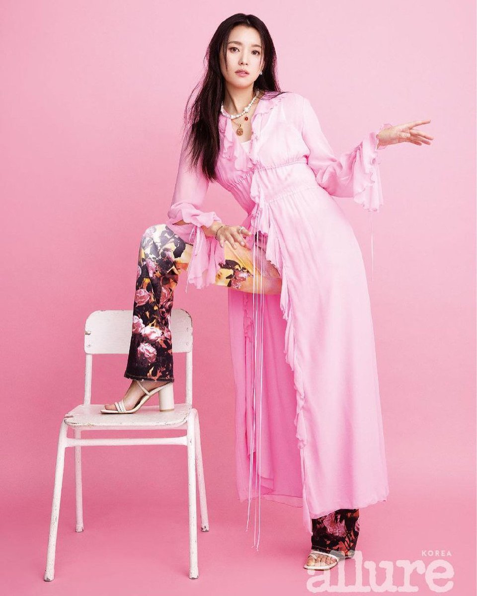 hyojoosz's tweet photo. 한효주 인스타그램 업데이트 
 우리 효주 너무 예뻐요!! 🕊💛✨
#HanHyoJoo #한효주 #Allure https://t.co/vy6w2waJiz