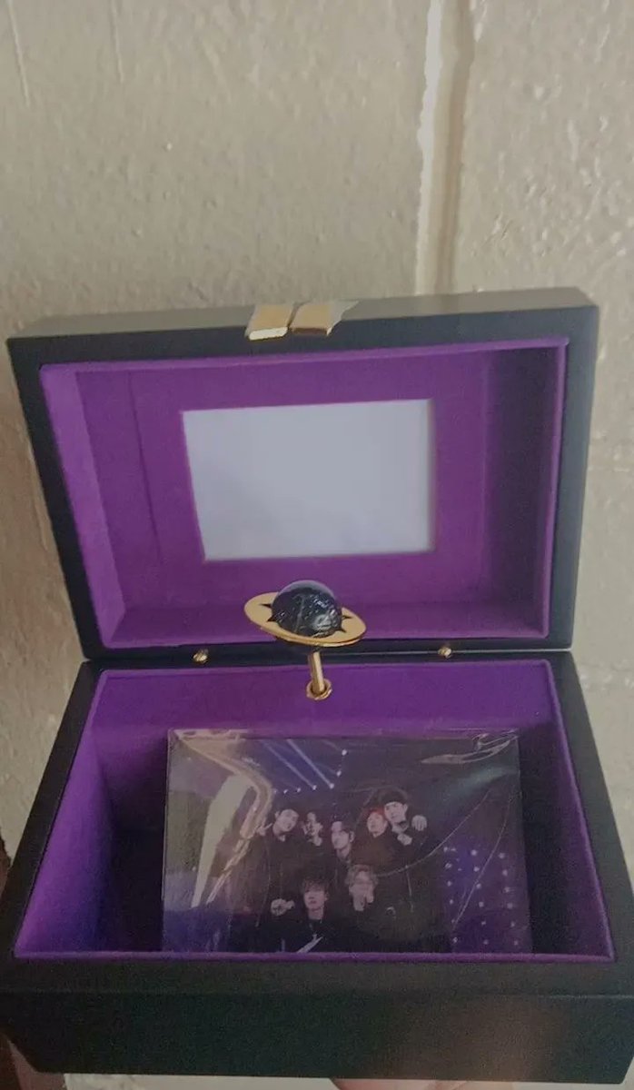 jinjinjin12492's tweet photo. Thank you so much @dallyeo21 for this music box. Grabe yung 💜 ko feeling giddy. Salamat sa budols 💜💜💜 #BTS https://t.co/WouvyP6FkE
