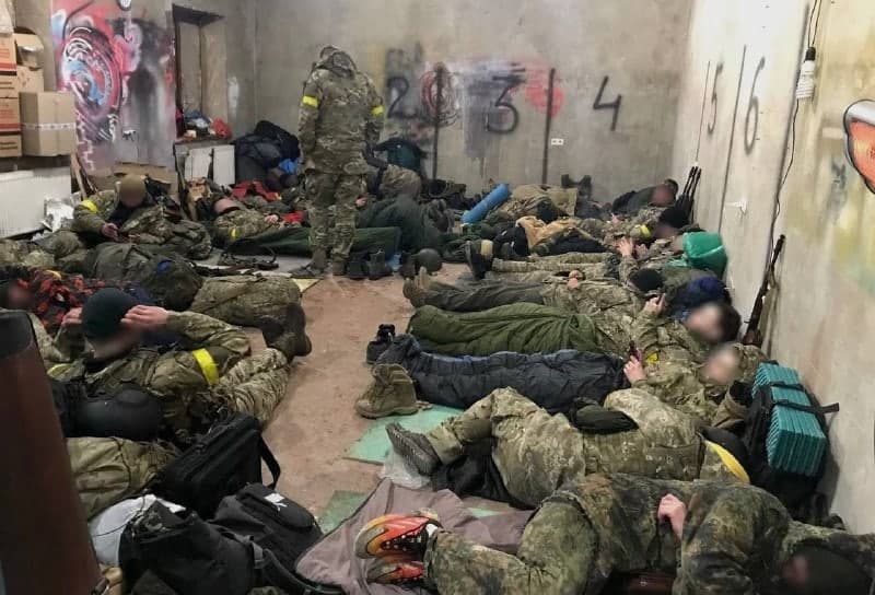 Азов, остатки 92 нац.бригады окончательно загнаны в подвалы Харькова точечными ударами по местам их дислокации. 
Один из 92-й нац.бригады укрорейха написал (в спец.чат опер.линии для сдачи),что хочет сдаться в плен,но не знает как это сделать и боится что его  расстреляют свои.
