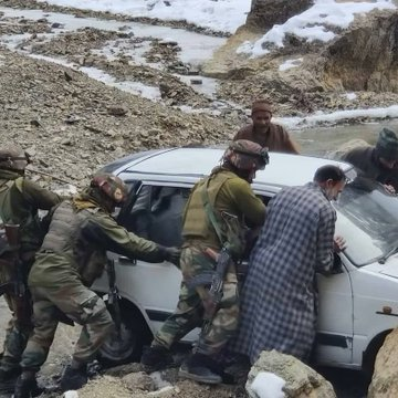 rabyanoor1's tweet photo. #ARMY patrolling party rescued a Maruti 800 car near Golipura, Kashmir which skid into the nallah due to #snowfall. The owner of the vehicle suffered no injuries.
#NayaKashmir #Peaceinvalley https://t.co/aezq2CPysA