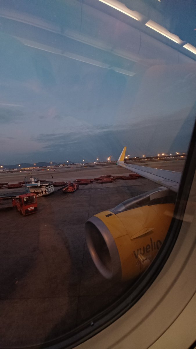 cesar4catai's tweet photo. #workindday @vueling #go1702 #Viernes en #Vigo https://t.co/f59BQS30pv