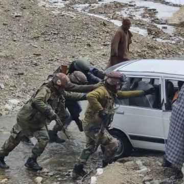 rabyanoor1's tweet photo. #ARMY patrolling party rescued a Maruti 800 car near Golipura, Kashmir which skid into the nallah due to #snowfall. The owner of the vehicle suffered no injuries.
#NayaKashmir #Peaceinvalley https://t.co/aezq2CPysA