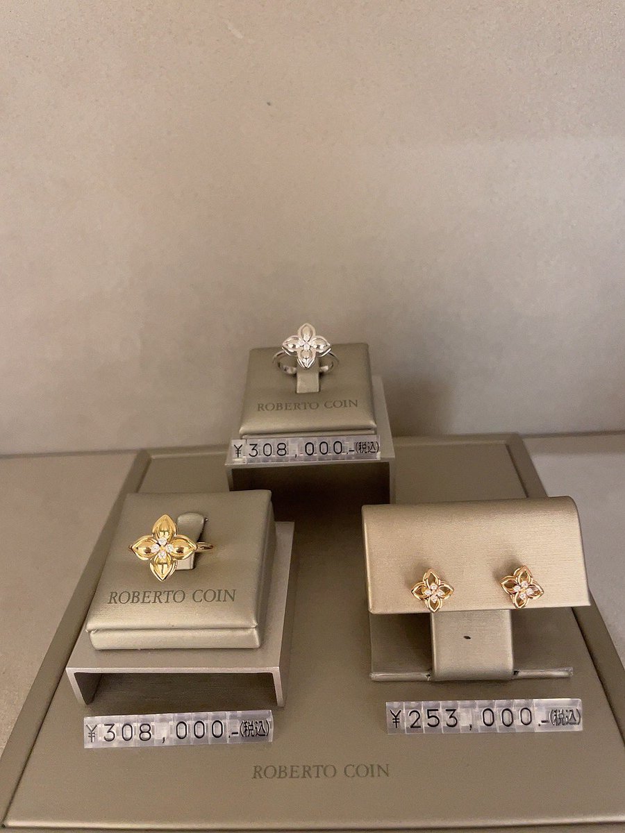 TINY PRINCESS が日本に初上陸致しました。プリンセスフラワーが一回り小さく、ぷっくりとしたデザインで、たまらなく愛おしいコレクションです。  付けるとより一層魅力をご実感いただけます💠 #ロベルトコイン #tinyprincess #robertocoin #タイニープリンセス #指輪  ...