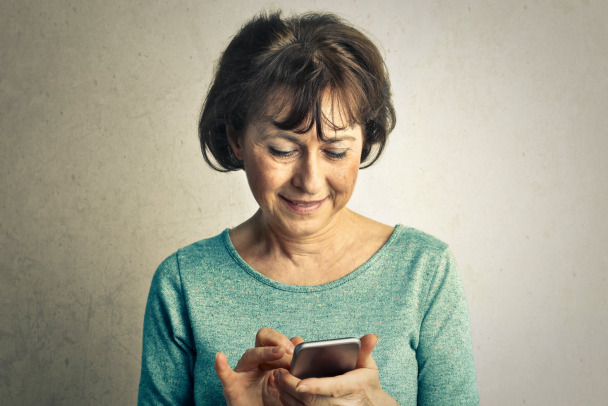 Жительница Сланцев пока искала сиделку для матери перевела 300 тысяч мошеннику  47news.ru/articles/20845…