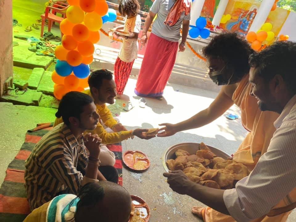 swamidipankar's tweet photo. “रोटी कमाना बड़ी बात नहीं, रोटी अपनों के साथ खाना बड़ी बात है” 

https://t.co/1RkPPE4NvF https://t.co/0M6B9hYhQp