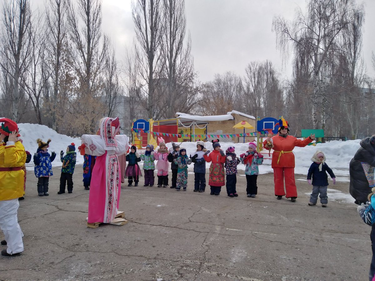 Выходи, честной народ!
Всех нас масленица ждет! Масленицу встречаем!
Зиму провожаем!
