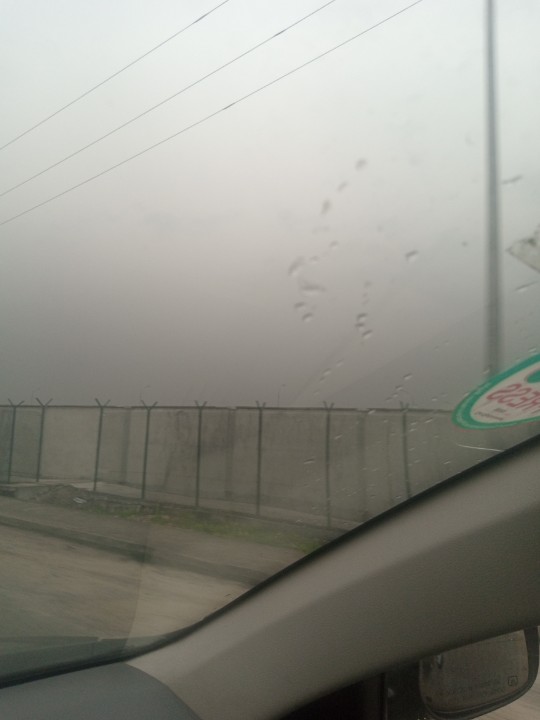 StopTheSoot's tweet photo. It's 7.50am on Friday March 4th and here is the sky in the Trans Amadi, NLNG and Old GRA areas of #PHCity . What's your area looking like this morning? Show us. #StopTheSoot  @OTundeBello @eugeneabels @NigeriaInfoPH @AskPHPeople @PHMicroscope @BelieveAllPage @phspecials https://t.co/oHO8HXxG1Y