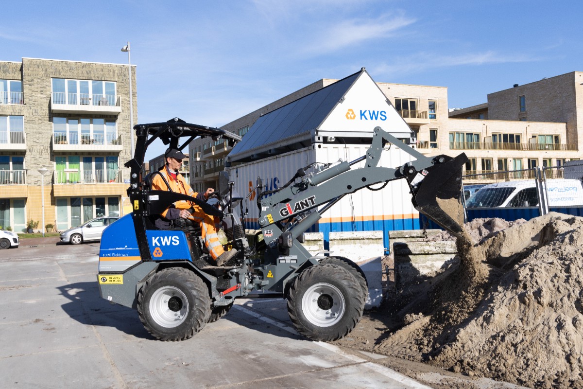 Onze nieuwste duurzame aanwinst! In Amsterdam is de elektrische Giant 2200e toegevoegd aan het materieelarsenaal. Door de inzet van deze 2,2 tons shovel besparen we een uitstoot van 86 kg CO2 en 572 kg NOx per dag. 

#duurzaambouwen #KWSmaakthet #emissiereductie