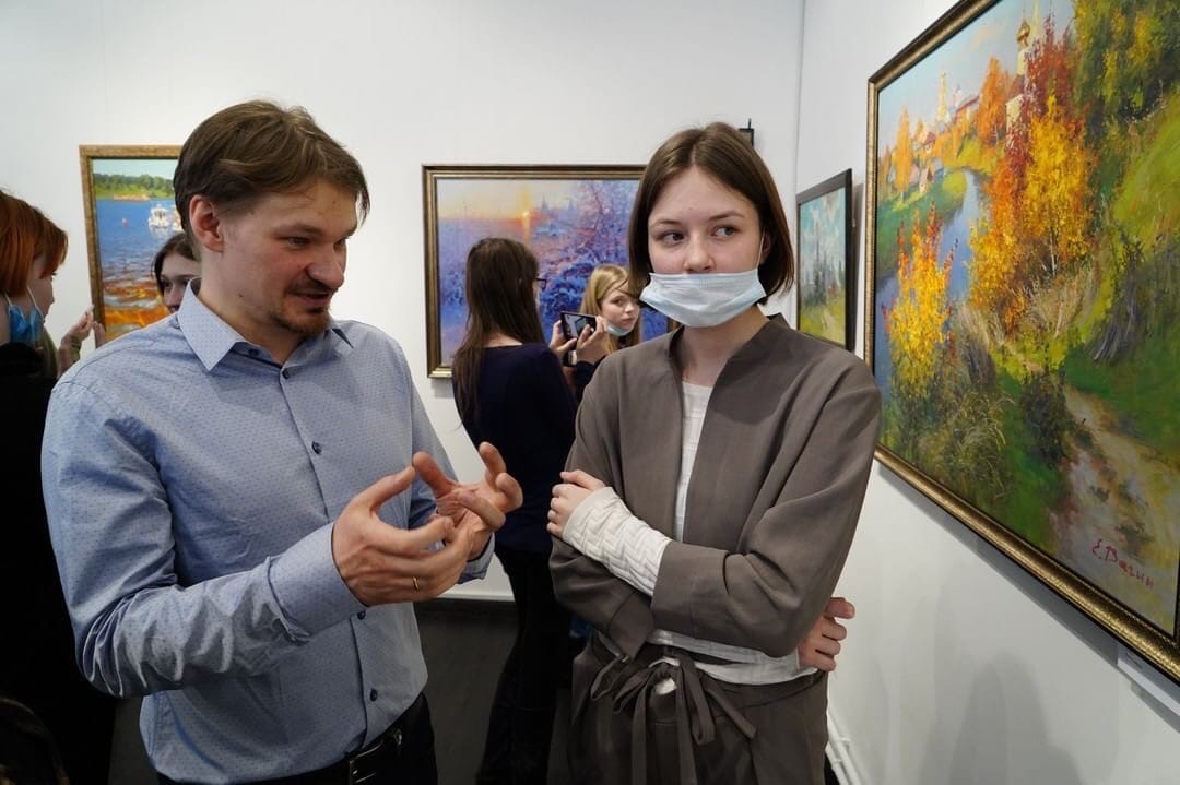 В выставочном зале  усадьбы В. С. Храповицкого открылась персональная выставка живописца Евгения Вагина. На обозрение зрителям представлена 21 работа.