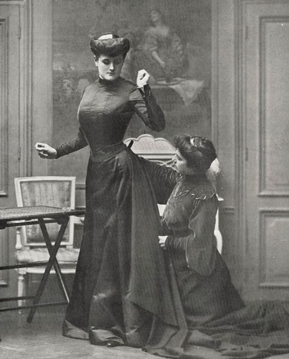 ボディス」とは広域に、フィットした女性用の上着を指します 中に着る