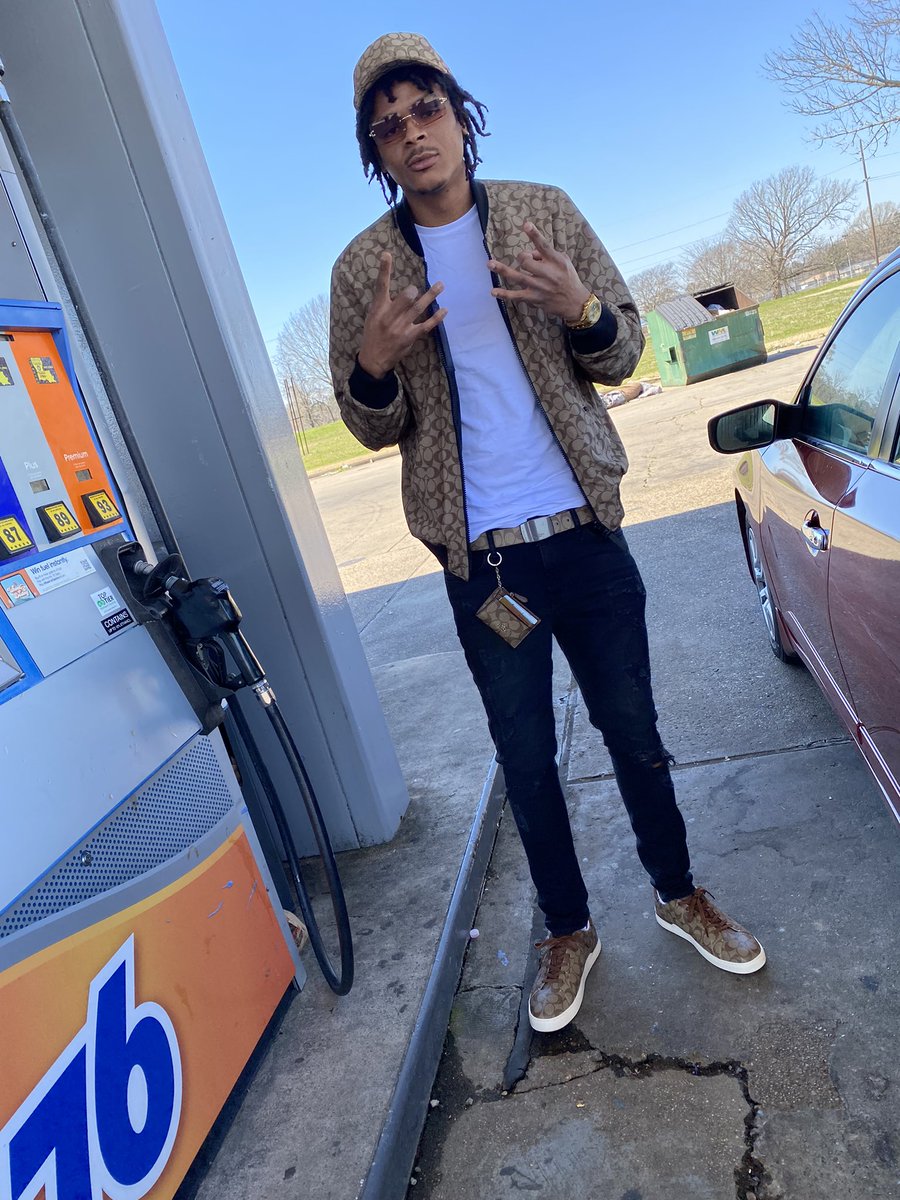LilTHoward75's tweet photo. Money won’t make me, I swear it won’t change me dawg‼️💪🏾💯 #23Shit❤️#Forevahumble #Trailforeva https://t.co/UCwMBbpSXN