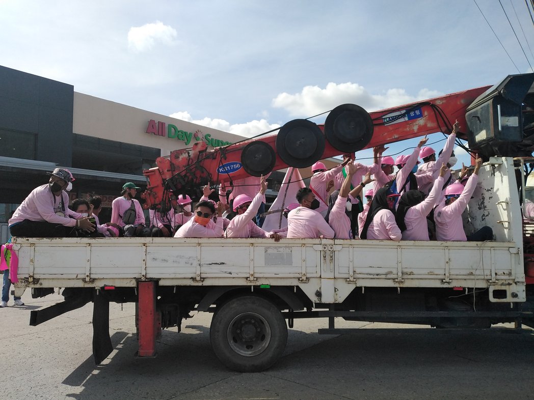 regaladys's tweet photo. May pink pala na hard hat. #LeniKiko2022 #nericolmenares #bonglabog #Kakampink #etivac https://t.co/LrsuwEoKL0