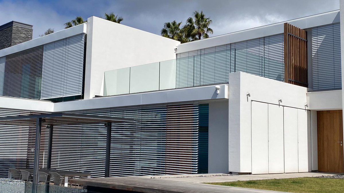GriesserIB's tweet photo. 🏠Un orgullo haber formado parte de este proyecto ejecutado por nuestro #OficialPartner #CarpinteríaMetálicaRetamar con nuestra #persiana graduable #Solomatic® 80 Guiado Cable en uno de los 150 colores de nuestra gama estándar para gestionar el #controlsolar de esta #villa. https://t.co/qXPettPZ9m