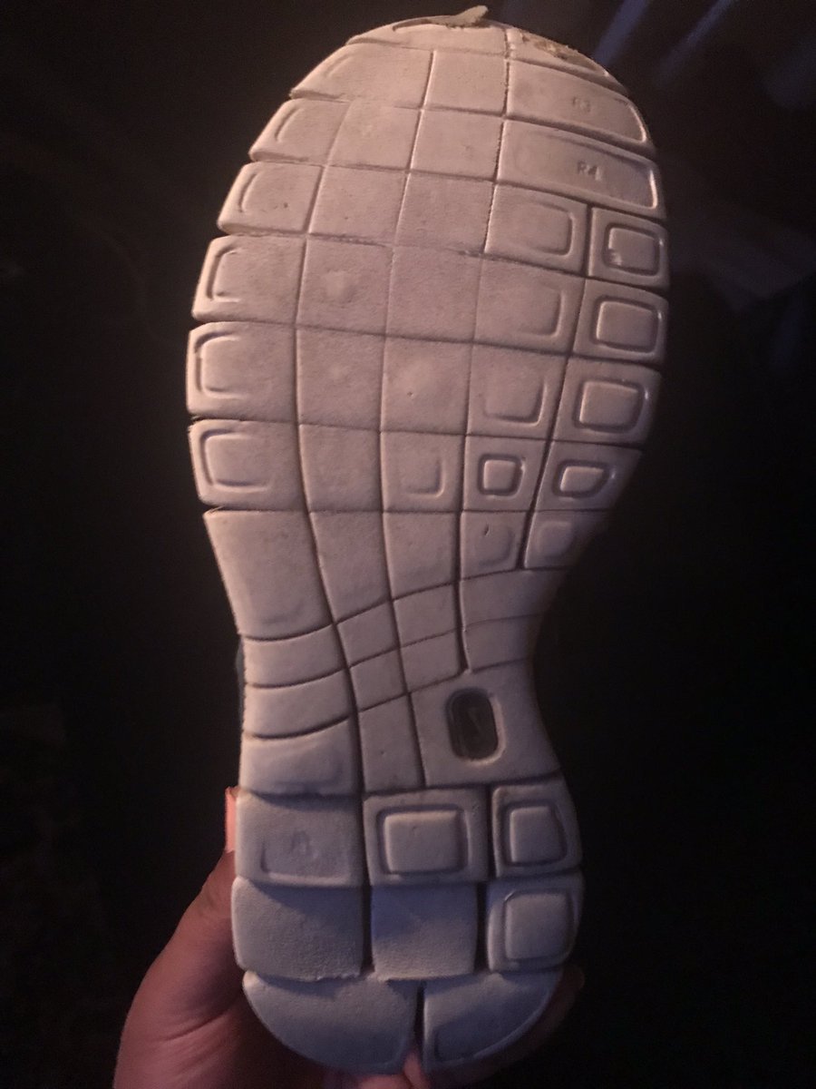 _sconsolato's tweet image. Well I guess it’s time for new running shoes. What do you do when you #underpronate on one foot, but have relatively even stride on the other? #running #treadpattern #HighArches #underpronation #WomensRunning #NikeFree