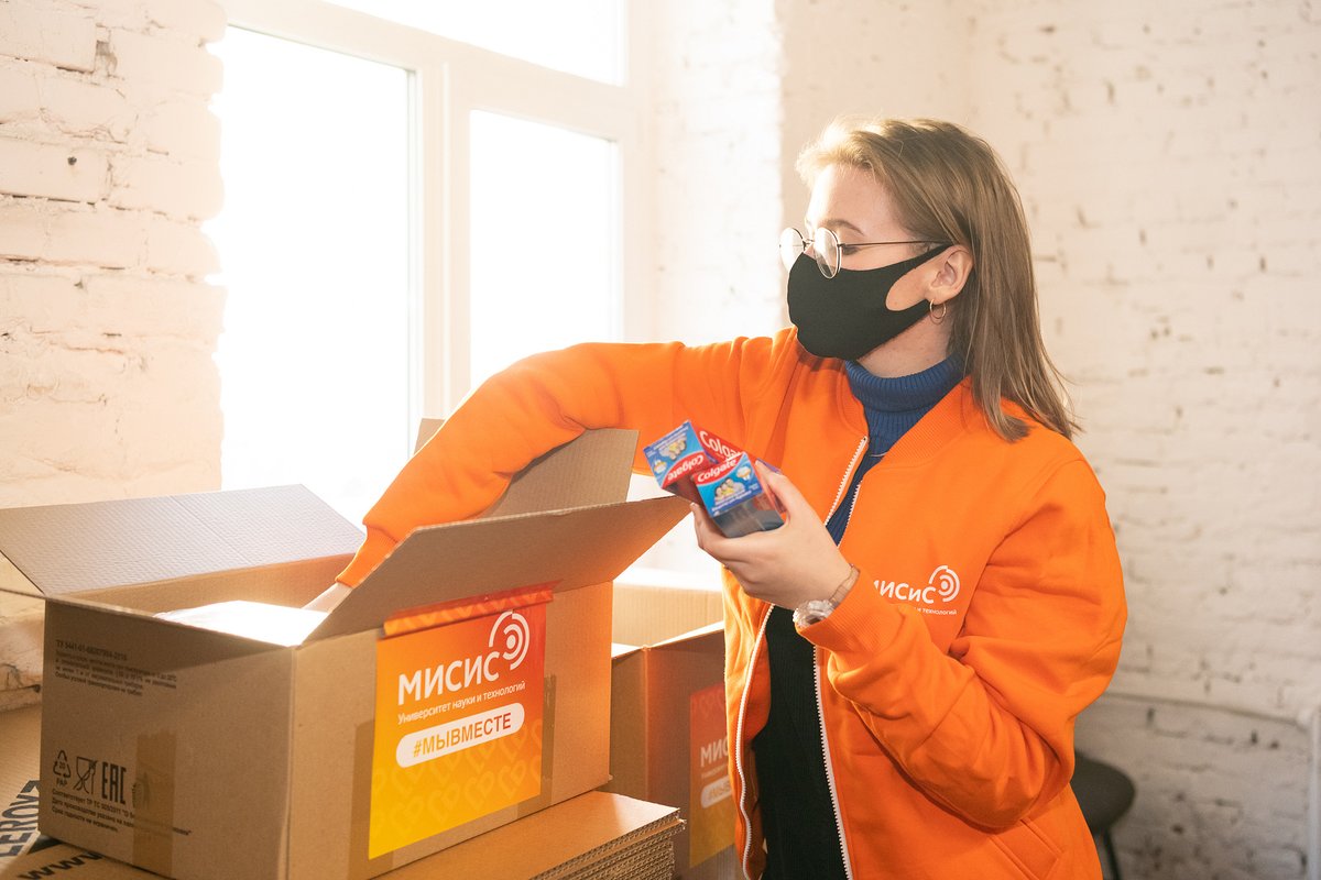 В НИТУ «МИСИС» продолжается сбор гуманитарной помощи для беженцев из ЛНР и ДНР. Теперь студенты могут оставить вещи в специальных контейнерах, установленных в каждом общежитии!

#важноенитумисис 
#времяпомогать #минобрнаукироссии