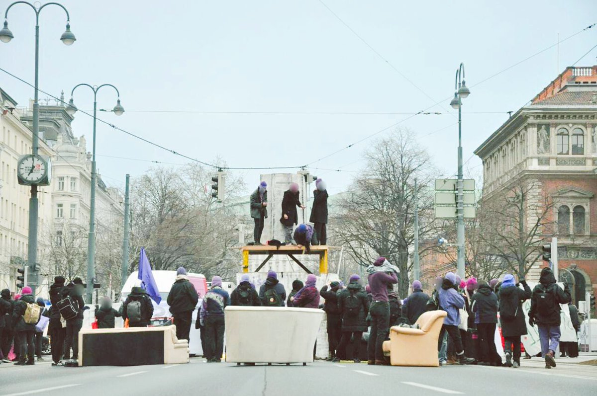 Polizist*innen haben die politische Versammlung aufgelöst, die Aktivist*innen in der  feministische Blockade halten weiter die Stellung. Eine baldige Räumung ist zu erwarten.