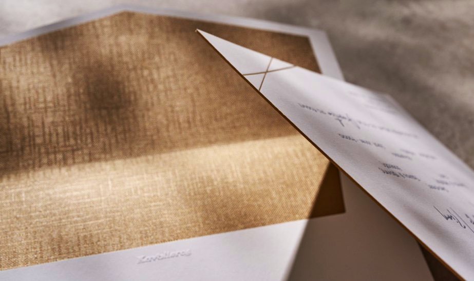 kavalieros_gr's tweet photo. “MYSTIC GOLD” Προσκλητήριο γάμου με φάκελλο επενδεδυμένο εσωτερικά με χρυσή φόδρα (laminate). Κάρτα πρόσκλησης σε cotton azul πάχους 1.100gr με βαθυτυπία (letterpress), συνδυασμένη με χρυσοτυπία. Περιμετρικό χρυσό χρώμα στο τελείωμα της κάρτας (σόκορο). Ασορτί κουτί μπομπονιέρας. https://t.co/Ftx5P7fmhA