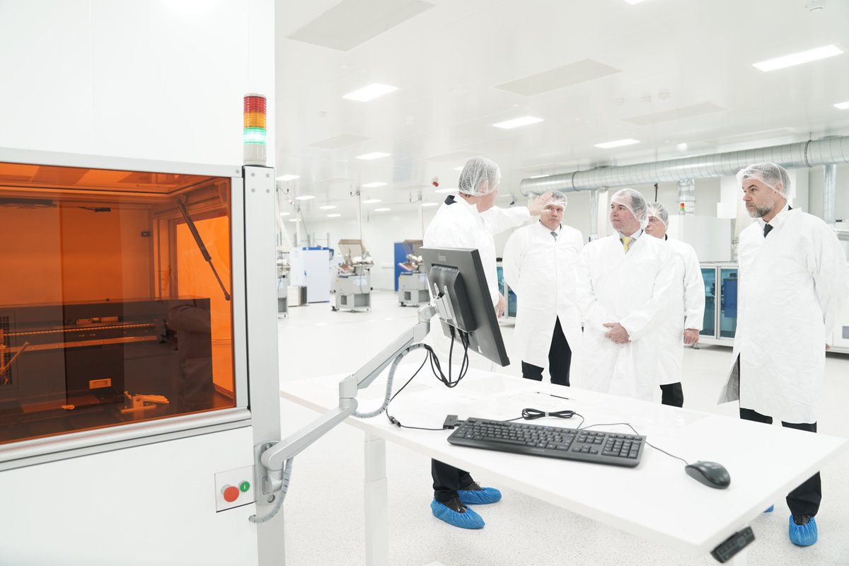 🖨️ S.A.R. le Prince Guillaume et M. Fayot, ministre <a href="/minecolux/">MinEconomyLU 🇱🇺</a>, ont visité <a href="/VBuckServices/">Victor Buck Services</a> à Foetz, une filiale de <a href="/POST_Luxembourg/">POST Luxembourg</a>, pour découvrir la nouvelle marque "Joaneo" dédiée aux impressions "eco-friendly" d’antennes et étiquettes sans contact. © POST Luxembourg