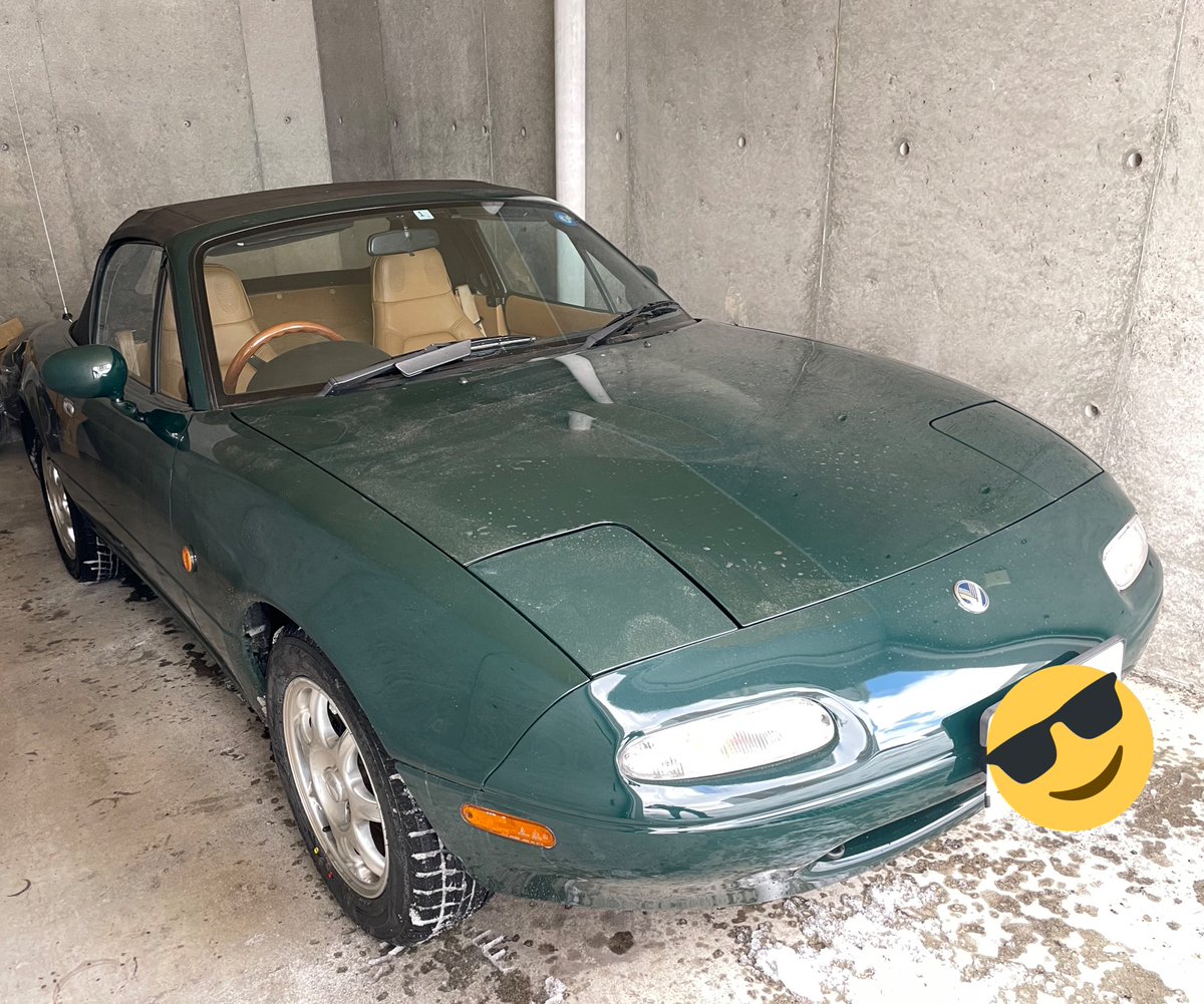kyonsu1907's tweet photo. #ユーノスロードスター 納車しました！
#NA乗り の諸先輩方よろしくお願いします！
排雪前なので車庫前の雪が地上70cmくらいありそう。雪かきしてスロープ作ってやっと停めました😂
アンテナがエンジン切っても格納されないんですが…仕様？故障？手動？諸先輩方教えてください💦
#NA6CE #ロードスター https://t.co/VBVu08RYGQ