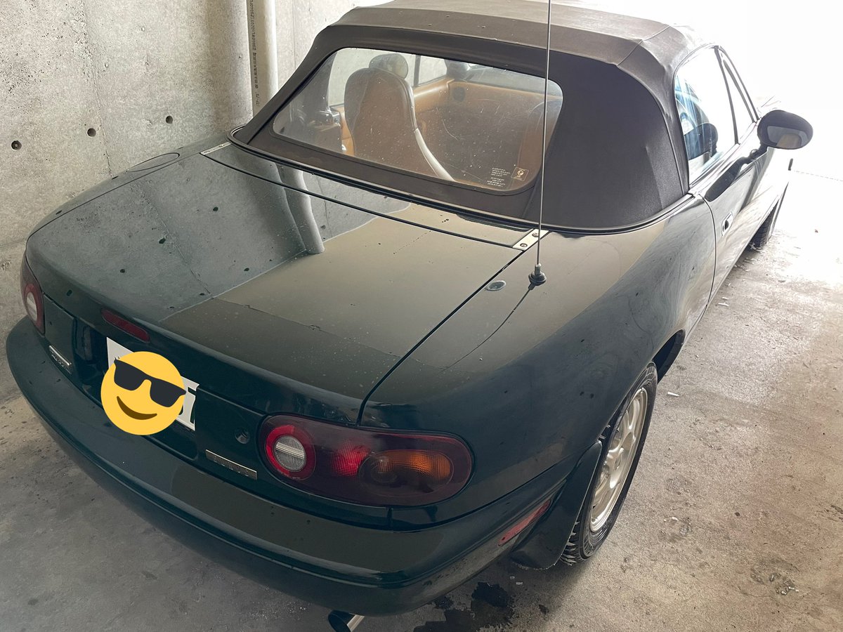 kyonsu1907's tweet photo. #ユーノスロードスター 納車しました！
#NA乗り の諸先輩方よろしくお願いします！
排雪前なので車庫前の雪が地上70cmくらいありそう。雪かきしてスロープ作ってやっと停めました😂
アンテナがエンジン切っても格納されないんですが…仕様？故障？手動？諸先輩方教えてください💦
#NA6CE #ロードスター https://t.co/VBVu08RYGQ