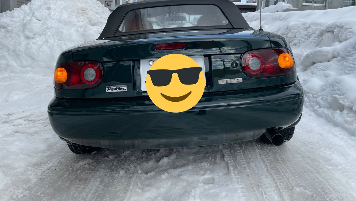 kyonsu1907's tweet photo. #ユーノスロードスター 納車しました！
#NA乗り の諸先輩方よろしくお願いします！
排雪前なので車庫前の雪が地上70cmくらいありそう。雪かきしてスロープ作ってやっと停めました😂
アンテナがエンジン切っても格納されないんですが…仕様？故障？手動？諸先輩方教えてください💦
#NA6CE #ロードスター https://t.co/VBVu08RYGQ