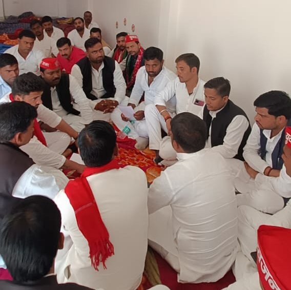sparvindgiri's tweet photo. आज मुगलसराय विधानसभा में समाजवादी युवजनसभा के पदाधिकारियों के साथ @samajwadiparty, सुभासपा एवं जनवादी पार्टी (सोशलिस्ट) गठबंधन के प्रत्याशी श्री चंद्रशेखर यादव, अध्यक्ष युवजन��भा चंदौली को विजयी बनाने के लिए सेक्टर अनुसार ड्यूटी लगाकर युद्धस्तर से जमीनी जनसम्पर्क करने पर जोर दिया। https://t.co/QTNooLxeDw