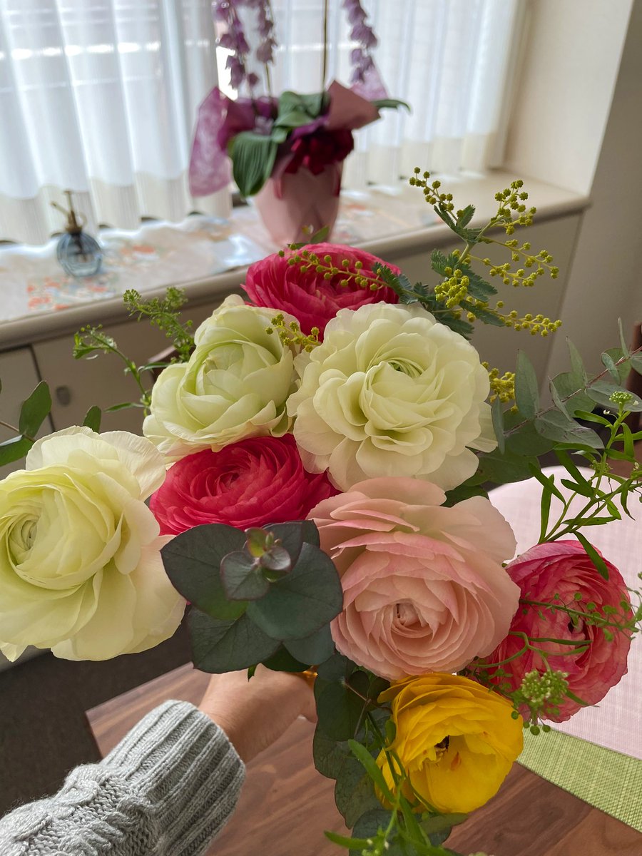 素敵なお花を💐たくさん頂いた！…私ではなく彼が！笑
朝起きたら信じられないくらい水が減ってて、なんかエネルギー感じたよ☺️
一晩で大分開花してしもたけど、丸い感じが可愛かったなぁ。(いかんせん、撮り方下手くそか)