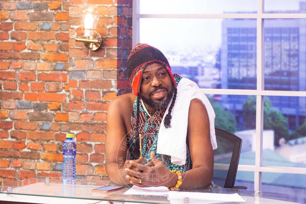 KafuiDey's tweet photo. Friday = Fiɖagbe 

This is a how an eʋe man dresses casually on a day that he's home with family.

#GTVBreakfast
#HeritageMonthOnGTV https://t.co/r5phm8LofD