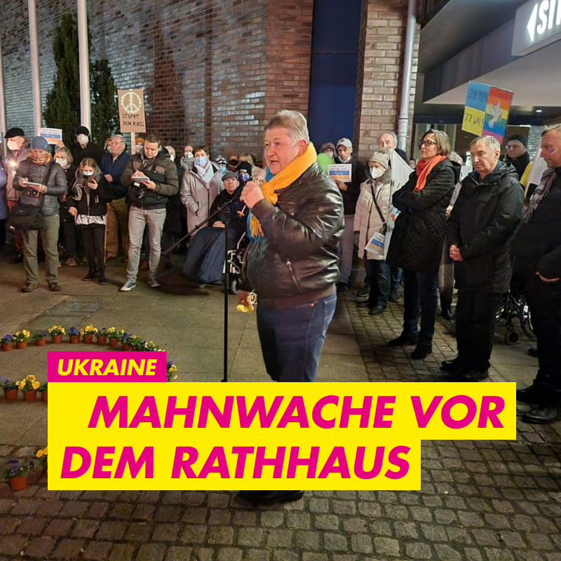 fdp_hu's tweet photo. Mahnwache gegen den Krieg in der #Ukraine.
Einige hundert Menschen haben hier gemeinsam ihre Solidarität gezeigt.
Stephan Holowaty (MdL #FDPHU) hat neben anderen Rednern spontan einige ergreifende Worte gefunden.
#StopptDenKrieg https://t.co/2V8Vgmf7zf