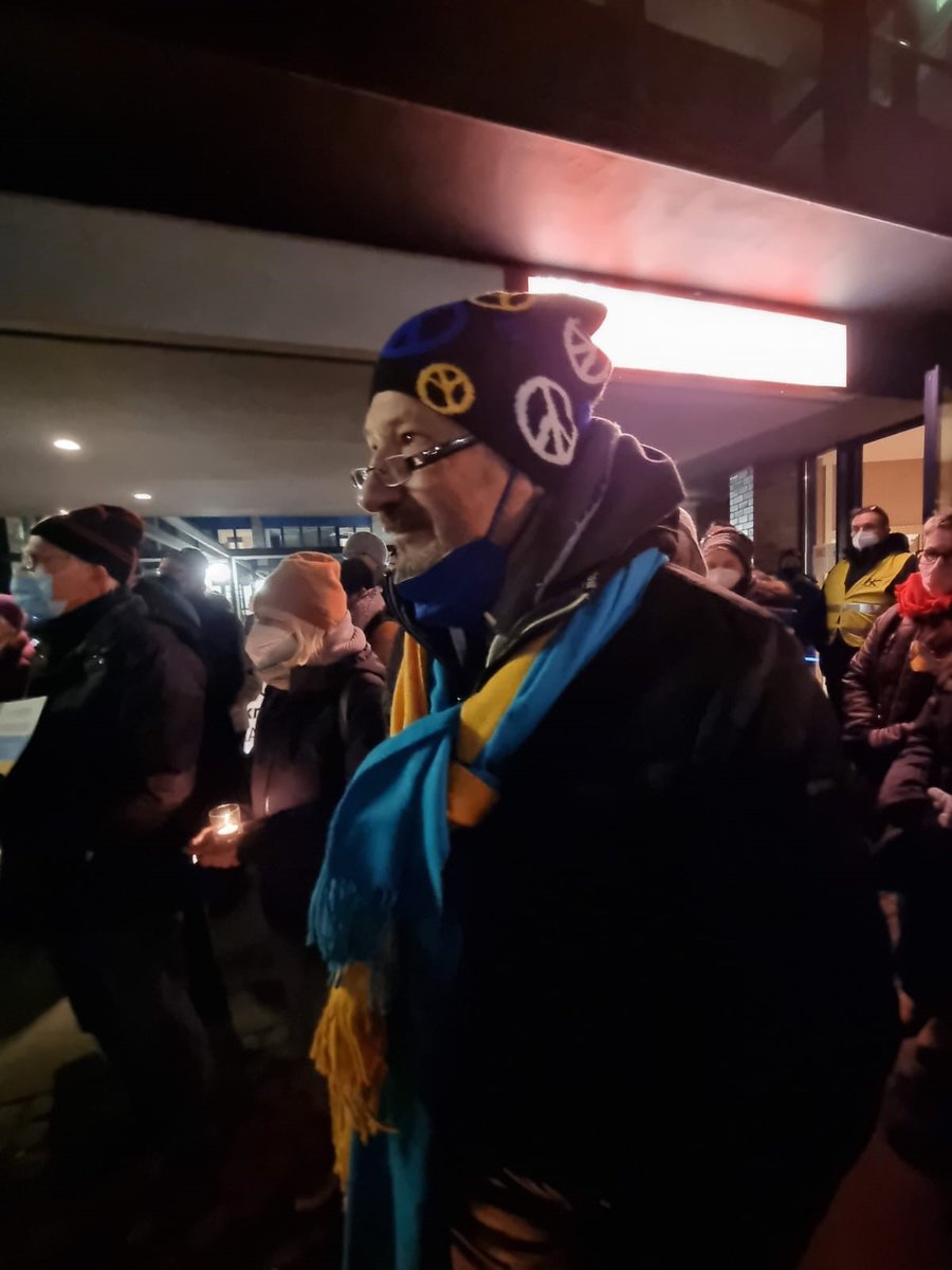 fdp_hu's tweet photo. Mahnwache gegen den Krieg in der #Ukraine.
Einige hundert Menschen haben hier gemeinsam ihre Solidarität gezeigt.
Stephan Holowaty (MdL #FDPHU) hat neben anderen Rednern spontan einige ergreifende Worte gefunden.
#StopptDenKrieg https://t.co/2V8Vgmf7zf