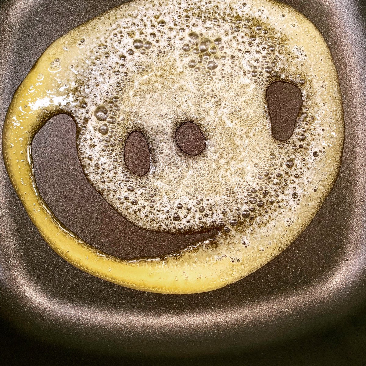 essigart's tweet photo. Wir schicken euch ein fettes Lächeln und wünschen einen guten Start ins Wochenende!
#lächeln #fett #bratfett #smiley #vegan #veganfood #vegandeutschland #veggie #vegetarischdeutschland #essigart #berlin #brandenburg #havelland #bio #veganeressig https://t.co/Kj7zQh10gC