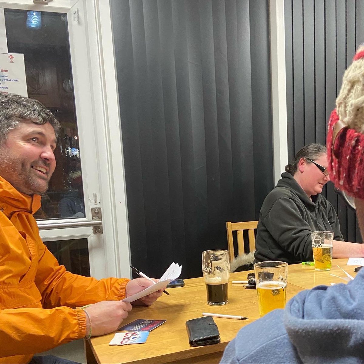 BROcastFfestin1's tweet photo. Diolch yn fawr iawn i pawb ddoth i Cwis Blaenau Pam? neithiwr. Llond trol o hwyl a chwerthin a trio cofio trifîa am y Fro #dewchallan https://t.co/XENMIw7vgW