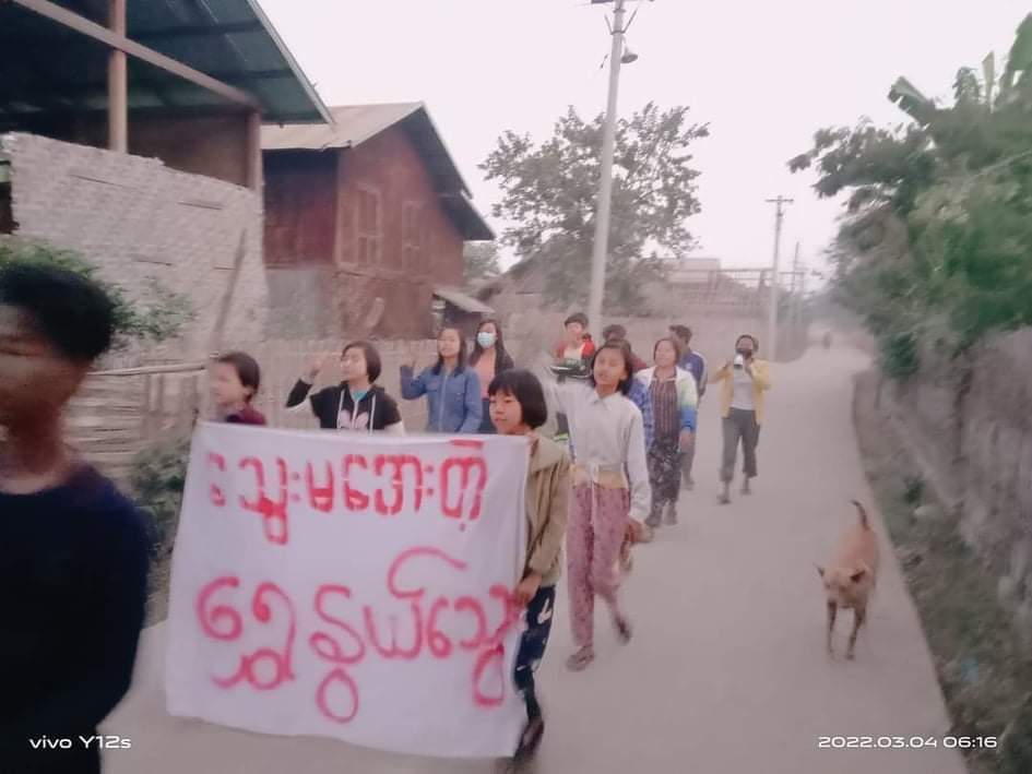 Pro-democracy locals in the Vlgs from Sagaing's Yinmabin Dist staged a protest against Military dictatorship as 359th day without a day off. 
#GSCB
#2022Mar4Coup #CivilianCasualtiesByJunta #WhatsHappeningInMyanmar