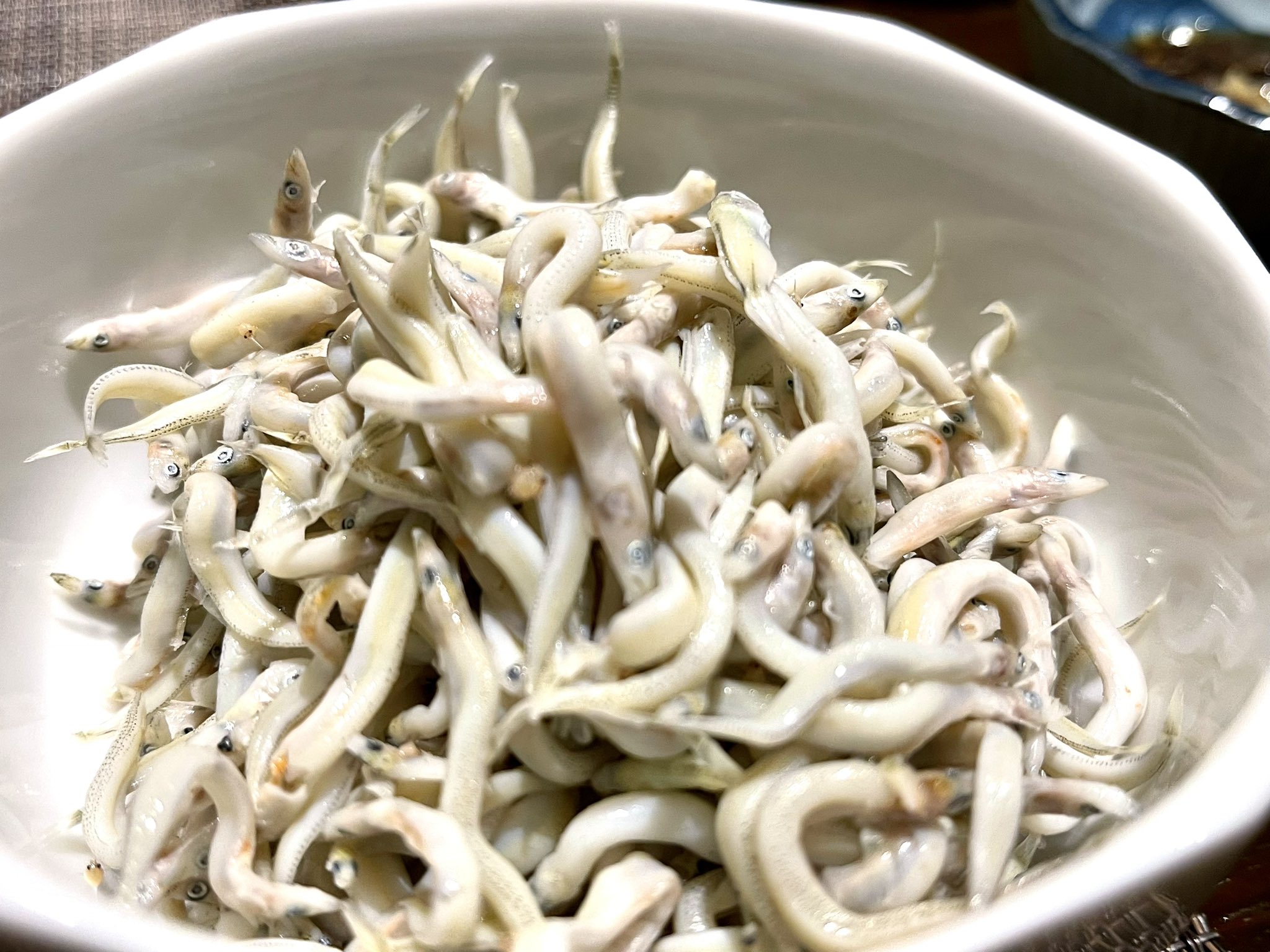 松庄なう 明石 魚の棚 イカナゴ新子釜揚げ くぎ煮は炊いてしまえば年中いつでも食べられるが 釜揚げは日持ちしないのでまさに今しか食べれない 釜揚げいつ食べるの 今でしょ T Co Hgzyntkdyu Twitter