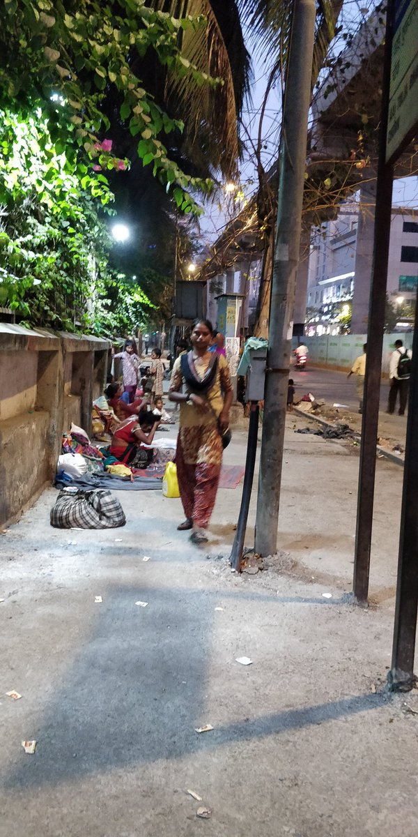 LocalMeinVocal's tweet photo. @MumbaiPolice @mybmc Meet evergrowing family of almost 20 beggars staying at runwal estate Andheri Lokhandwala footpath is alarming. Unattended 6-7 kids, 6 women goons who torture evry car at the signal, 6-7 men only sitting &amp; eating on their money. We need a permanent solution. https://t.co/l9s28Vcg72