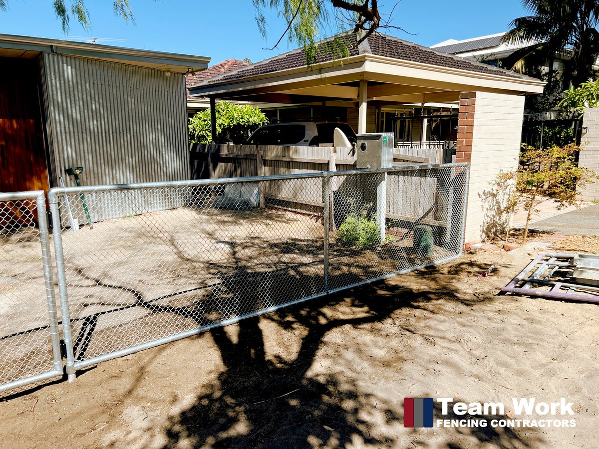 TeamWorkFencing's tweet image. Chain-link fence supplied and installed in Swanbourne. Perfect for security applications and as a boundary fence. It's made of galvanized steel with small aperture holes and kwickclamp fittings. bit.ly/34k8Tx8 #chainlinkfence #chainlinkfences #chainlinkfenceinstallation
