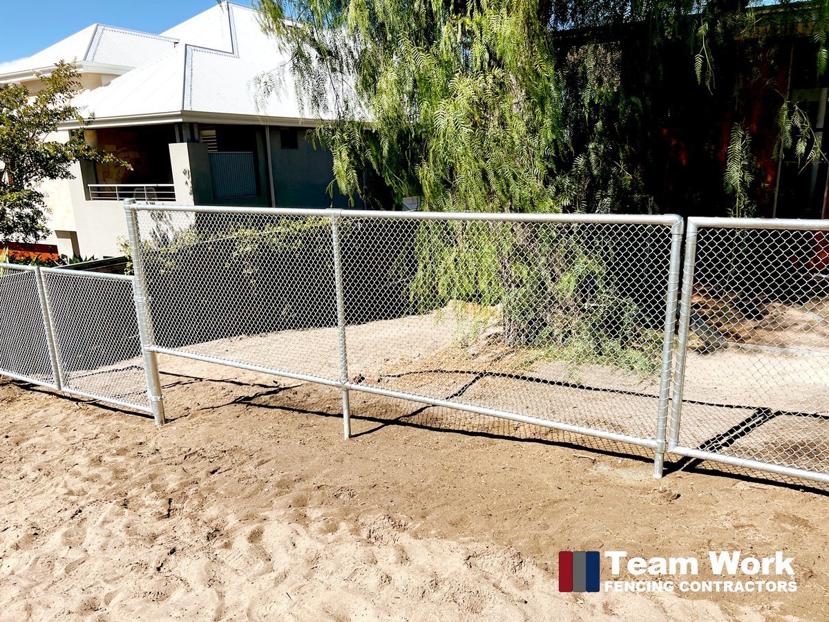 TeamWorkFencing's tweet image. Chain-link fence supplied and installed in Swanbourne. Perfect for security applications and as a boundary fence. It's made of galvanized steel with small aperture holes and kwickclamp fittings. bit.ly/34k8Tx8 #chainlinkfence #chainlinkfences #chainlinkfenceinstallation