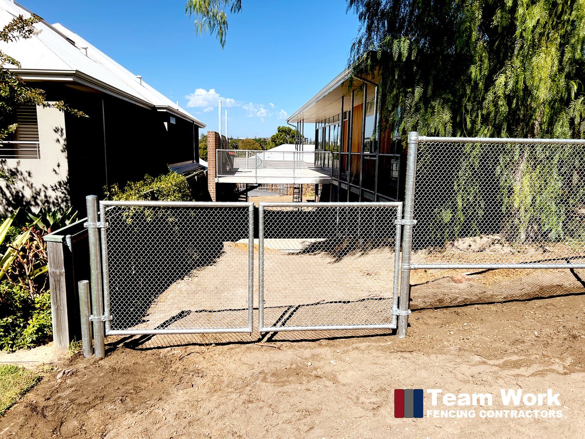 TeamWorkFencing's tweet image. Chain-link fence supplied and installed in Swanbourne. Perfect for security applications and as a boundary fence. It's made of galvanized steel with small aperture holes and kwickclamp fittings. bit.ly/34k8Tx8 #chainlinkfence #chainlinkfences #chainlinkfenceinstallation